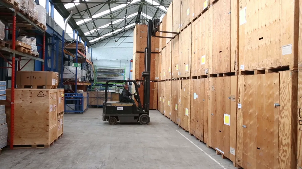 Heftruck in het beveiligde opslagmagazijn van Servaes Services